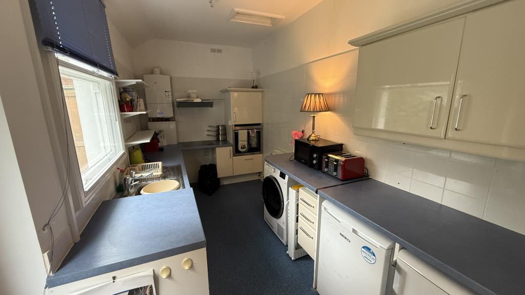 Lot: 123 - TWO-BEDROOM GROUND FLOOR FLAT WITH PARKING, GARAGE AND USE OF GARDEN - Kitchen